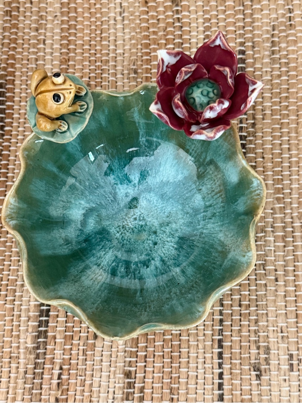 Vintage Majolica Style Lotus Bowl with Frog Accent - Picture 7 of 7